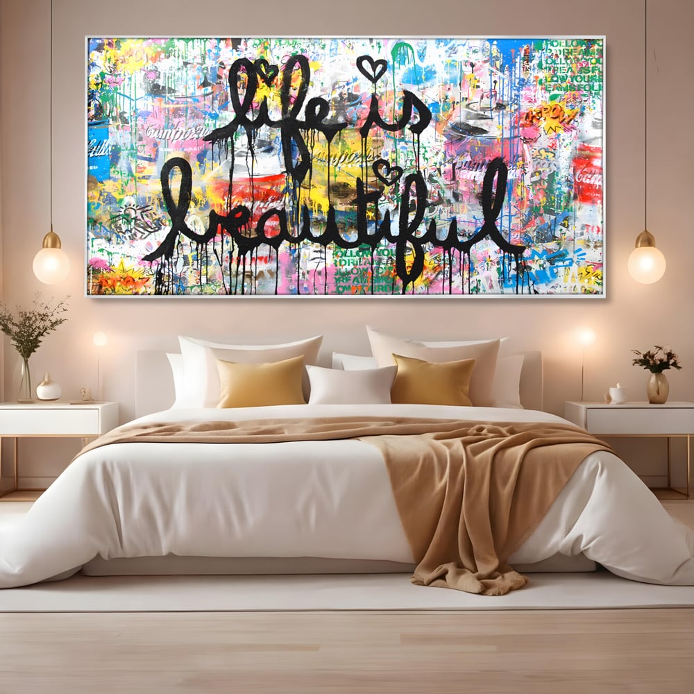 Tablou canvas cu tablou canvas cu graffiti motivational, in rama de aluminiu argintiu, pe perete intr-un dormitor
